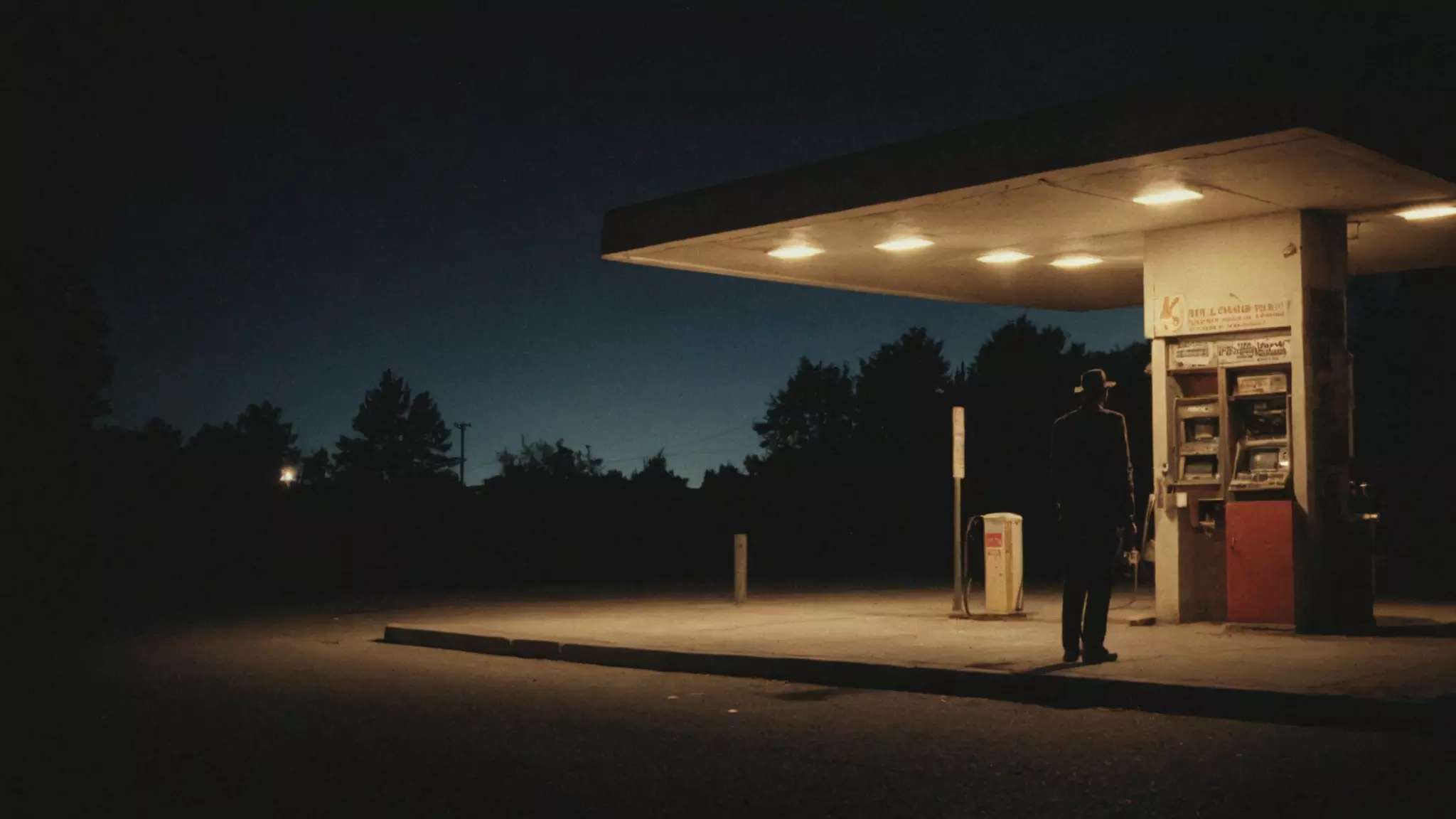 Un uomo da solo ad una stazione di benzina